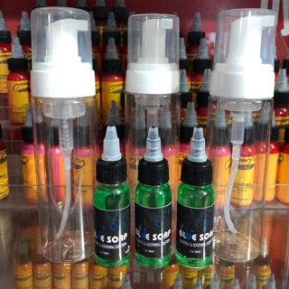 Cặp tạo bọt vệ sinh sau khi xăm