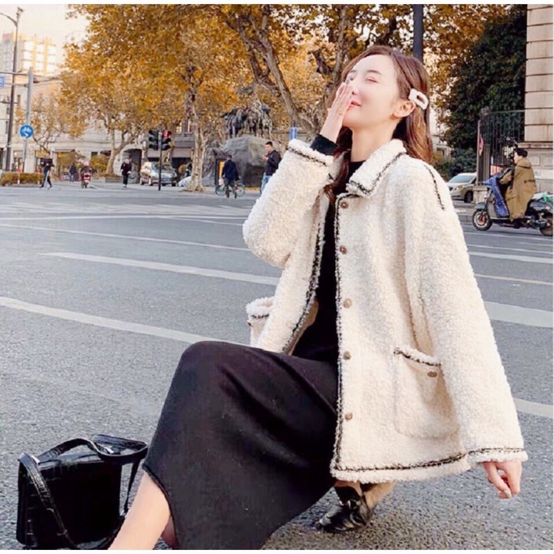 Áo khoác lông cừu trắng viền dạ nhũ | BigBuy360 - bigbuy360.vn