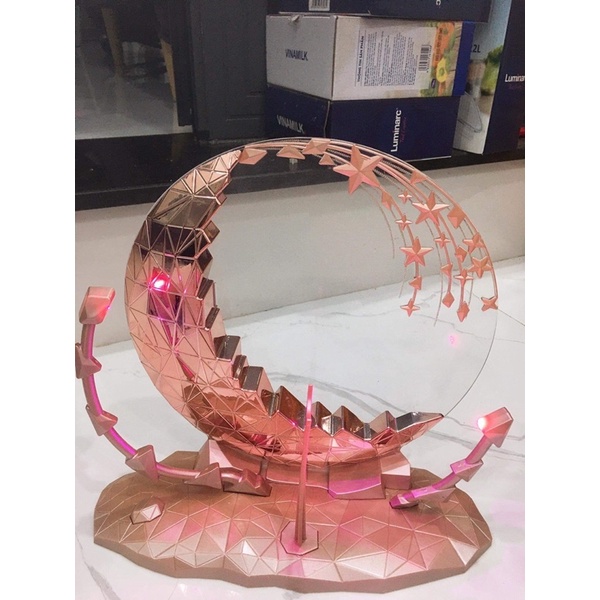 Kệ đứng có đèn cho búp bê Lol OMG