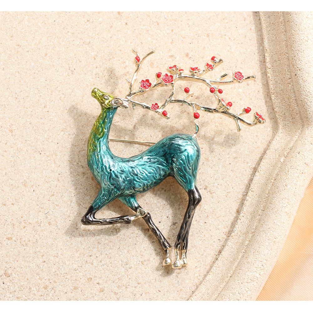 Christmas Deer Brooch Enamel Reindeer Sika Deer Brooch Cute Beautiful Animal Pin Jewelry Pins