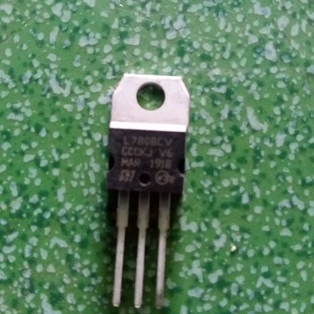 10 LM7808CV( IC hạ áp)