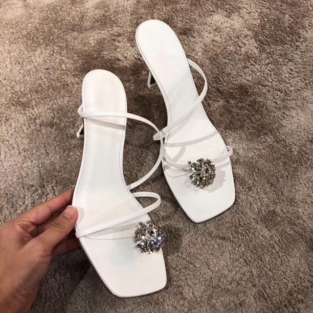 Guốc xỏ ngón đá