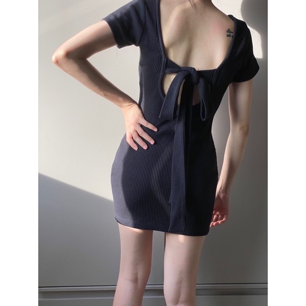 Đầm body thun tổ ong ĐenClothing form ôm tay ngắn hở lưng cột nơ DT01