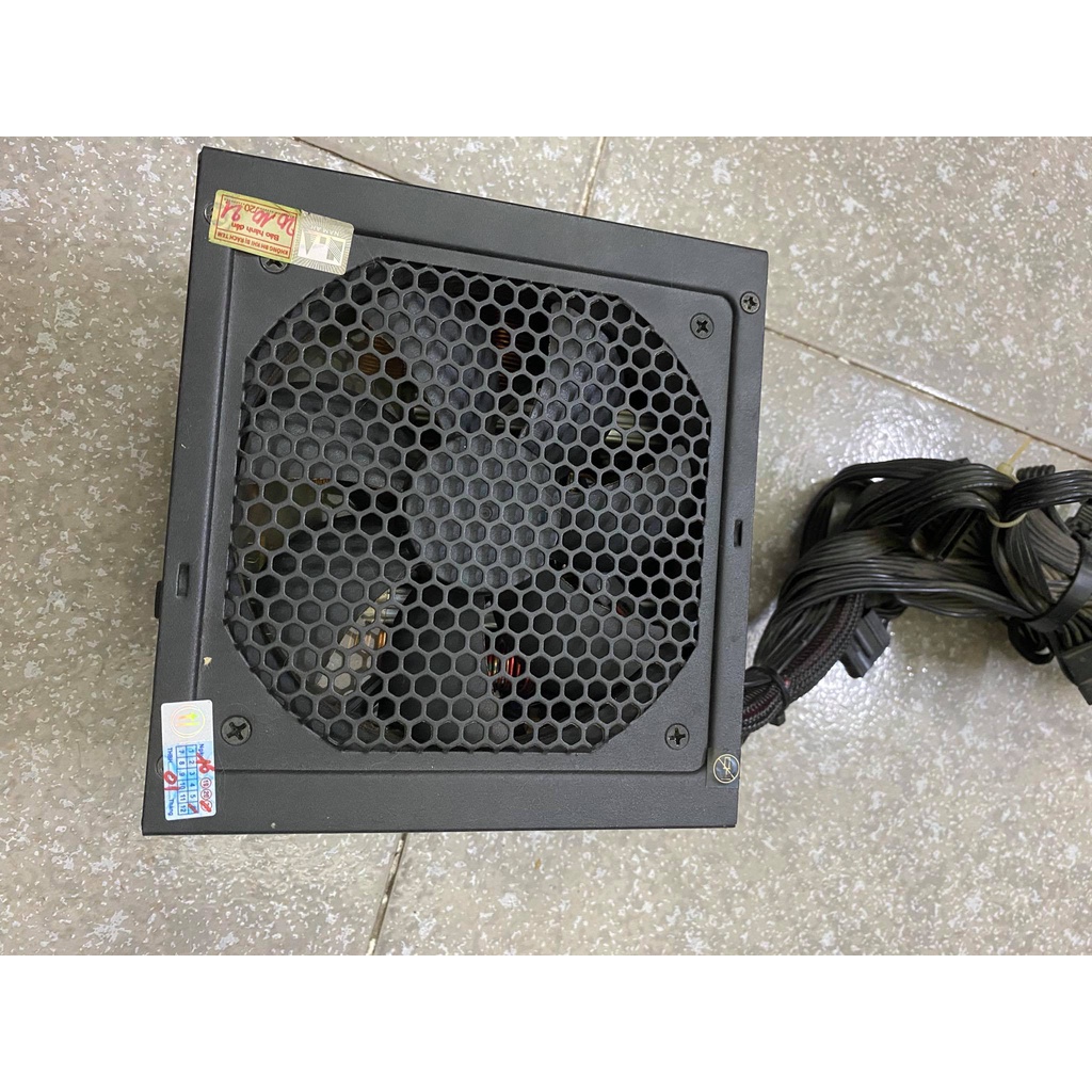 Nguồn gắn máy tính bàn  600W công xuất thực xịn xò. còn đẹp keng.
