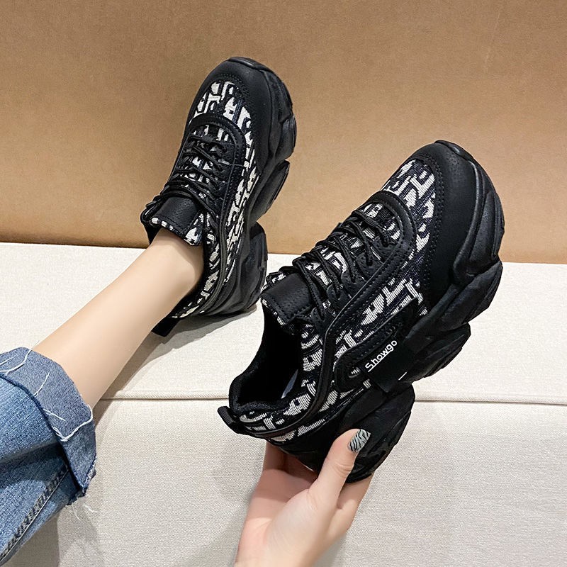 GIÀY SNEAKERS NỮ 2 MÀU. ĐỘN ĐẾ 5PHÂN TĂNG CHIỀU CAO. TRẺ TRUNG NĂNG ĐỘNG,DỄ PHỐI ĐỒ. | BigBuy360 - bigbuy360.vn
