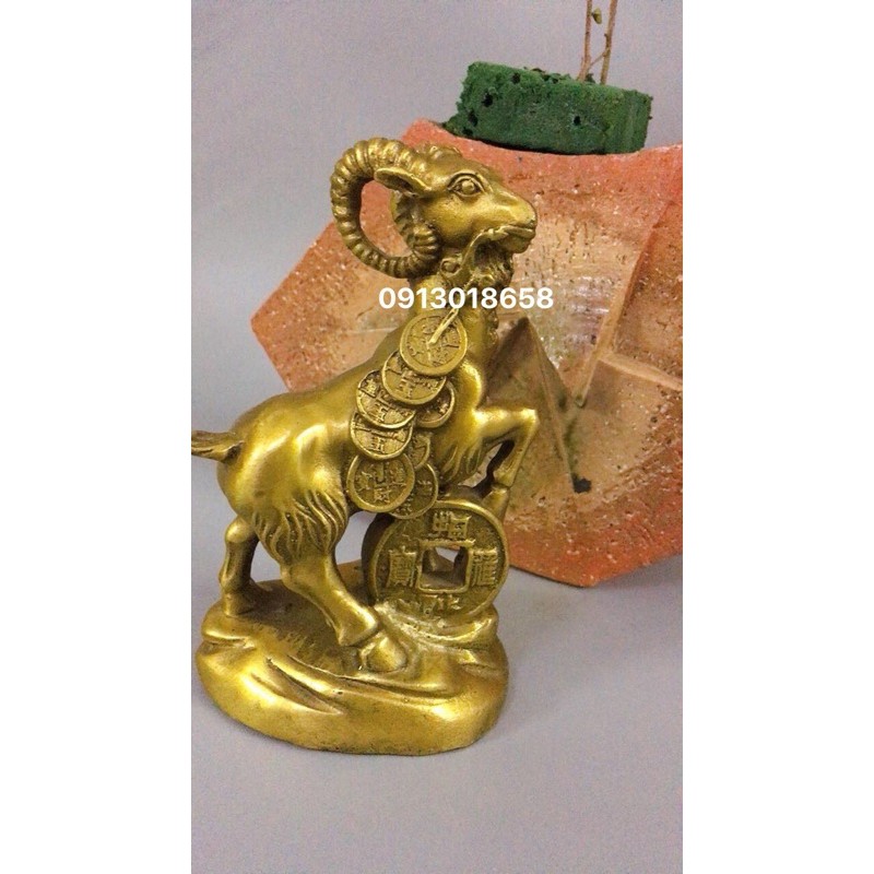 Tượng dê đồng phong thủy đứng ngậm tiền 16cm.
