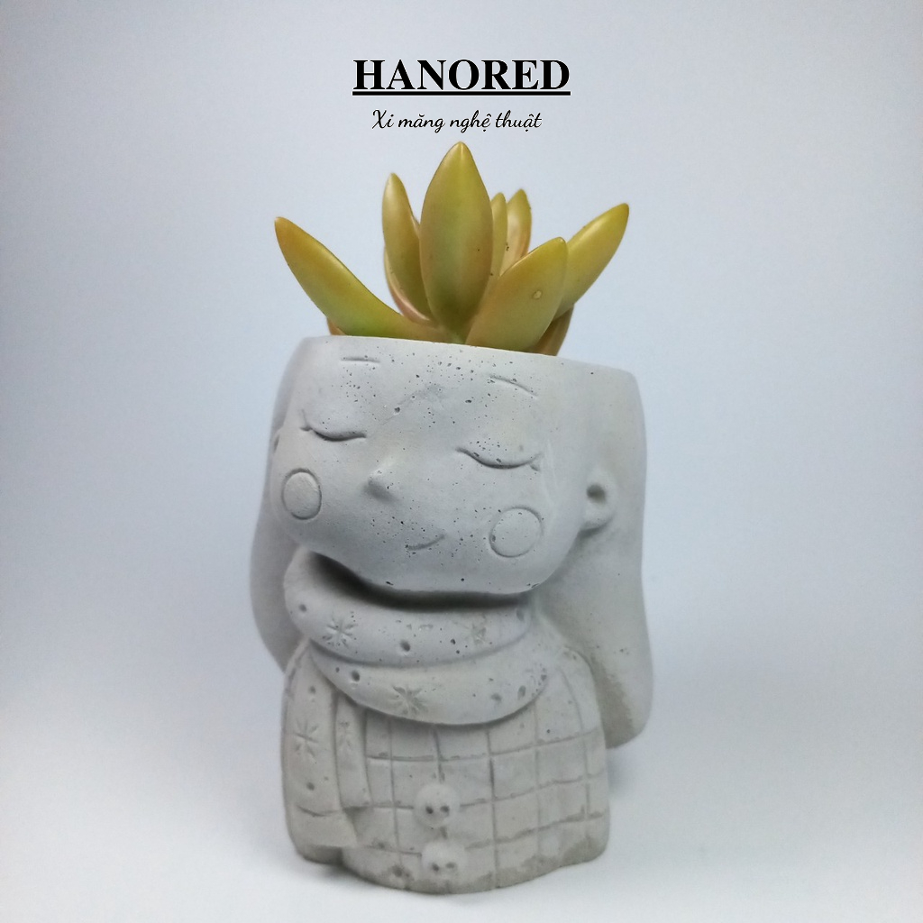 Chậu xi măng nghệ thuật mini hình em bé quàng khăn HANORED trồng sen đá, xương rồng, tô tượng kích thước 9×6×6(cm)