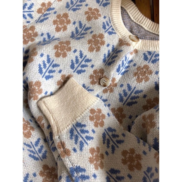 Áo len cardigan cài cúc hoạ tiết hoa lá dày dặn phong cách vintage