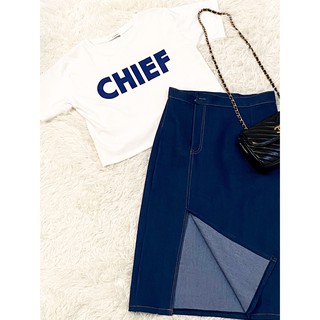 Set áo pull trắng chân váy jean xẻ đùi