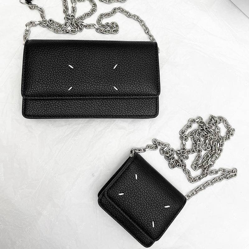 Túi Da Đeo Chéo Mm6 margiela Dạng Vuông Phối Dây Xích Kim Loại