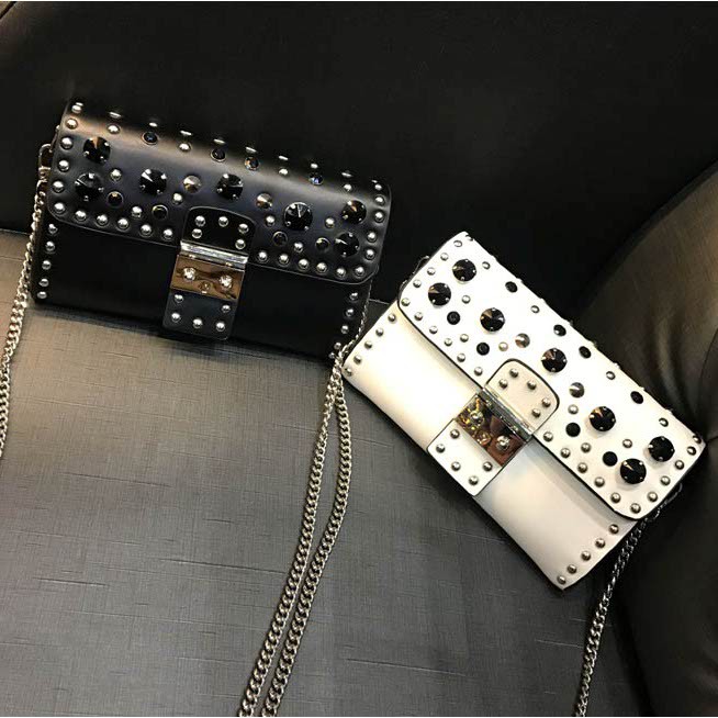 Clutch nữ cầm tay đinh tán