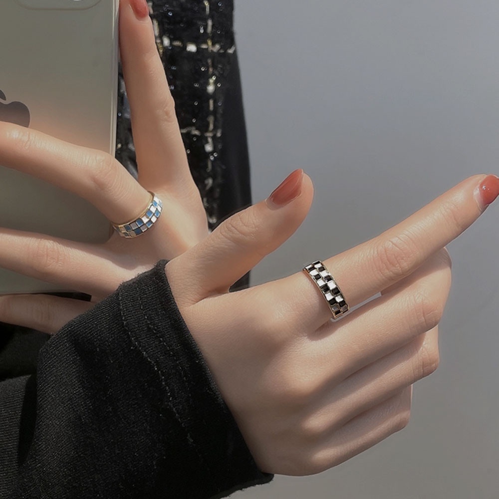 1 Nhẫn Đeo Ngón Trỏ Bằng Kim Loại Họa Tiết Sọc Caro Trắng Đen Phong Cách Retro Đơn Giản Dành Cho Nữ