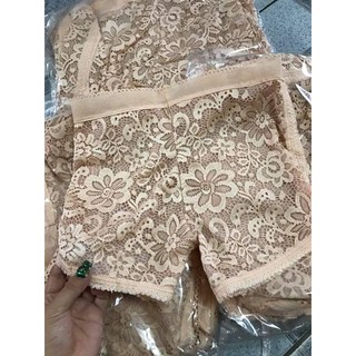 Quần trong váy ren hoa cúc
