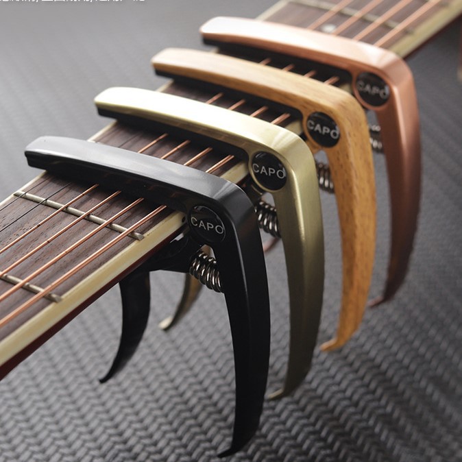 Capo guitar màu gỗ Leson