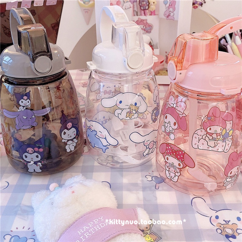 SANRIO Bình Đựng Nước Bằng Nhựa Dung Tích Lớn Họa Tiết Dễ Thương Bắt Mắt Sành Điệu