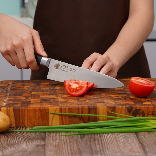 Dao đầu bếp thái thịt cá Chef Studio Essential Chef 180mm, Lưỡi thép không gỉ AUS8, cán gỗ chắc chắn.