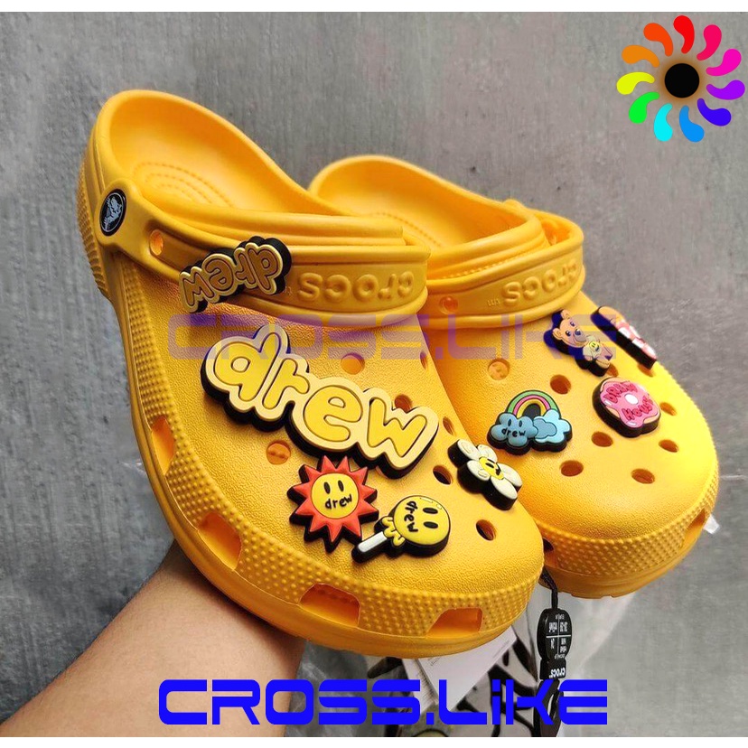 Dép nhựa nam nữ DREW màu vàng, sục nhựa nguyên khối siêu bền, tặng full bộ jibit đi theo dép siêu cute