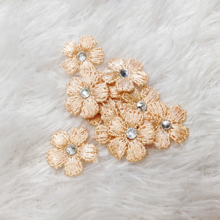 5 bông mai thêu nhụy xoàn lấp lánh size 1.6cm