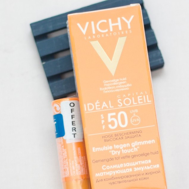 Set Kem Chống Nắng Vichy SPF 50 Ideal Soleil Emulsion Anti-brillance 50ml Tặng Kem Son Dưỡng Môi Vichy
