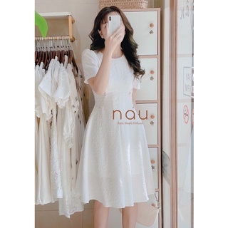 Đầm trắng cổ tròn dáng xoè đính nút eo vải vân nổi