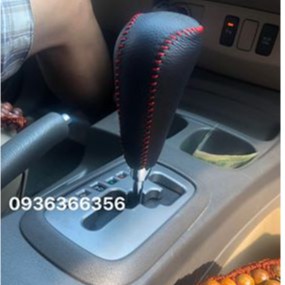 DA BÒ TỰ NHIÊN _ BỌC CẦN SỐ TOYOTA INNOVA, FORTUNER, HILUX 2006-2016 SỐ TỰ ĐỘNG. KHẮC LOGO HÃNG TOYOTA THEO XE