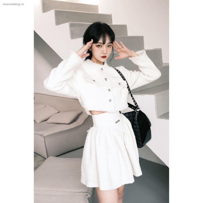 Áo khoác tweed dáng ngắn phối chân váy lưng cao thời trang mùa đông 2021