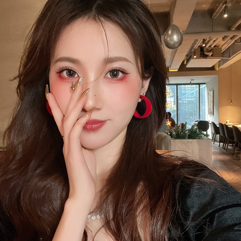 Bông tai khoen màu đỏ biểu tượng năm mới mai mắn BT252