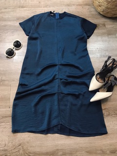 ▪️ Đầm suông lụa xanh navy xếp ly