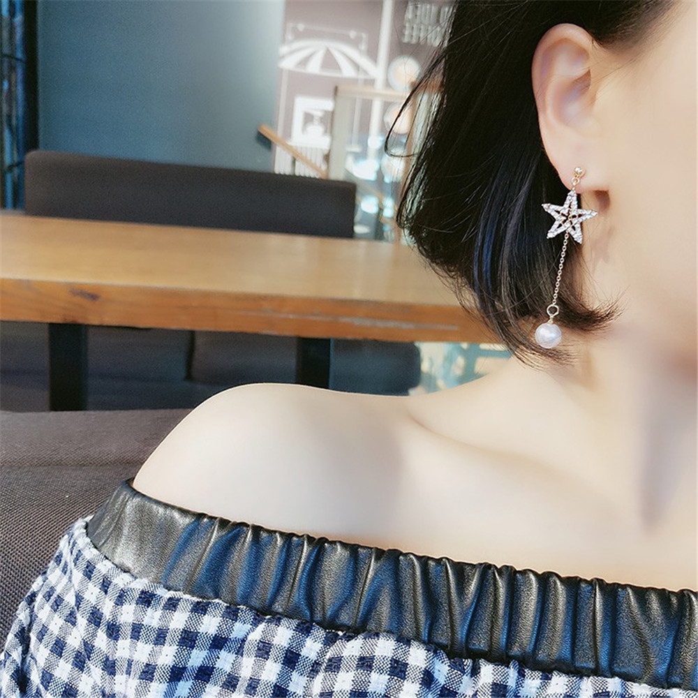 Hoa tai dáng dài phối tua rua phong cách