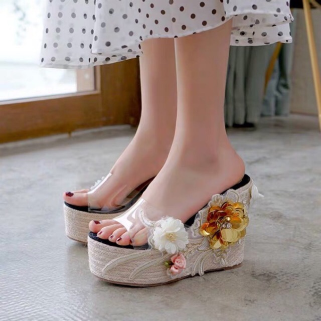 (ORDER) Dép đế xuồng cói quai trong suốt đính hoa vải 12,5 cm, hàng cao cấp
