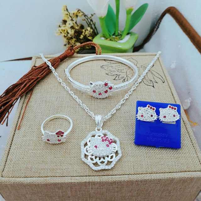 Set dây chuyền, nhẫn, hoa tai, vòng tay bạc ta cho bé. Ngoài kỵ gió, bảo vệ sức khỏe cho bé còn có thể giúp bé làm điệu