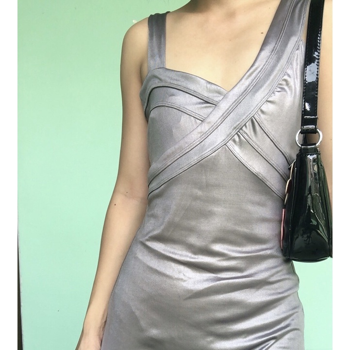 Đầm body lệch vai metalic, chất co giãn nhẹ. Party vibe