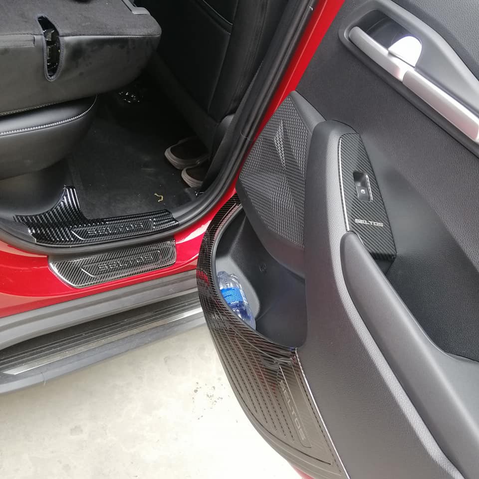 Ốp chống xước Tapli cánh cửa cacbon xe Kia Seltos 2020- 2021- 2022 vân Carbon cao cấp