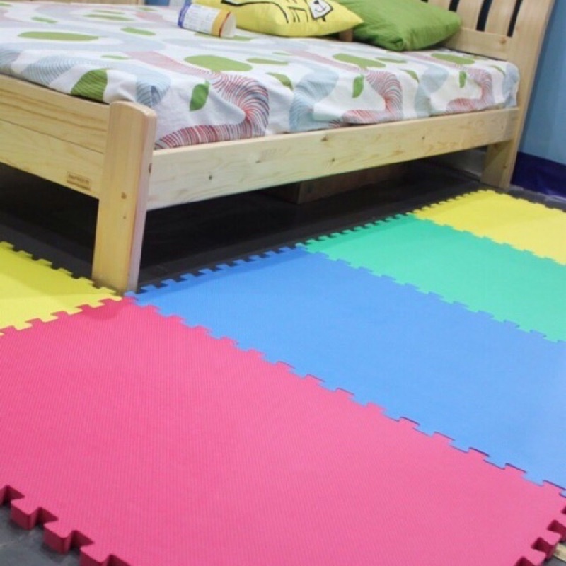 4 tấm thảm xốp lót sàn được chọn màu dày 2cm (kích thước 1 tấm là 60cm x 60cm dày 2cm)