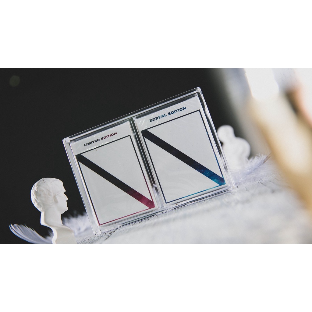 Kệ để bài CRYSTAL PLAYING CARDS DISPLAY CASE có nam châm giữ siêu bền