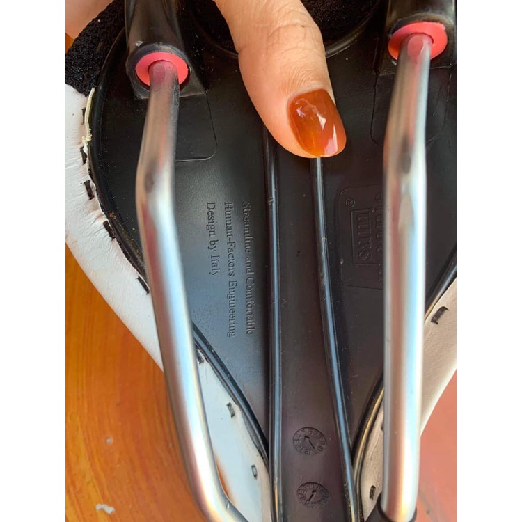 Yên xe đạp Road Bike Sam moanie , chính hãng thương hiệu Ý . Siêu bền .