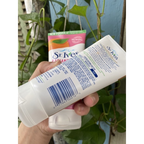 Sữa rửa mặt tẩy tế bào chết sạch da ngừa mụn St.Ives 170g Chính Hãng