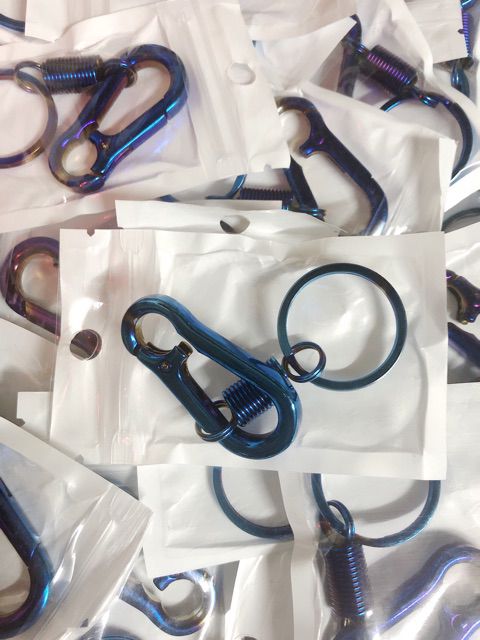 Móc khóa màu titan