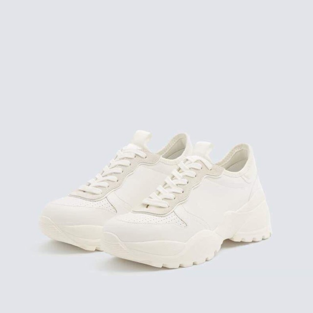 Giày pull and bear trắng