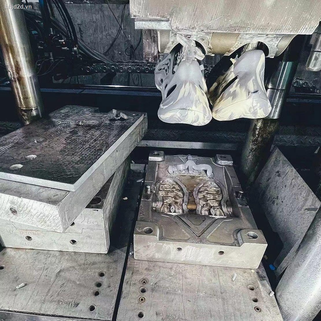 Dép Sandal Có Lỗ Thoáng Khí Trơn Màu Phong Cách Kanye Thích Hợp Cho Nam Và Nữ Mang Khi Đi Biển