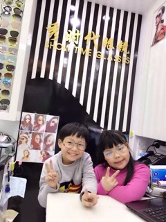 Kính mắt cho bé yêu
