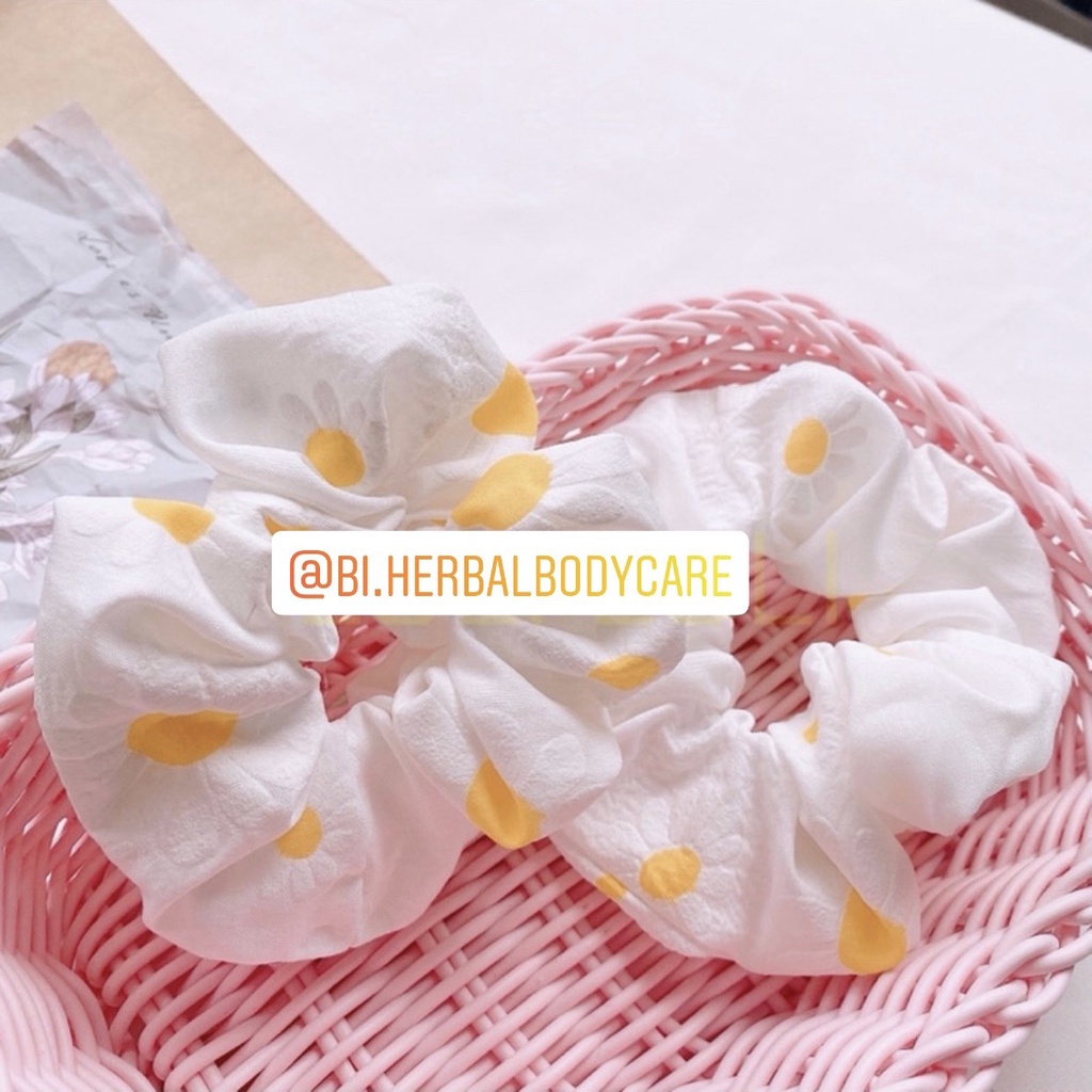 [Hàng thiết kế] Scrunchies cột tóc, buộc tóc hoạ tiết hoa cúc trắng dễ thương dành cho bạn nữ handmade