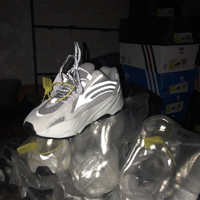 Giày sneaker yeezy 700