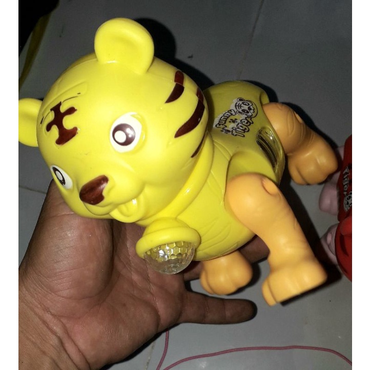 Mô hình chú Hổ đi dạo bằng nhựa có nhạc và đèn led rất đẹp tặng kèm pin