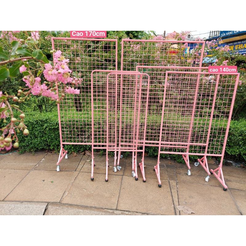 Khung lưới có chân màu hồng