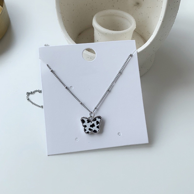 1 Vòng Cổ Choker Màu Trắng / Đen Phối Mặt Hình Bướm / Bò Sữa / Hình Học Thời Trang Cho Nữ
