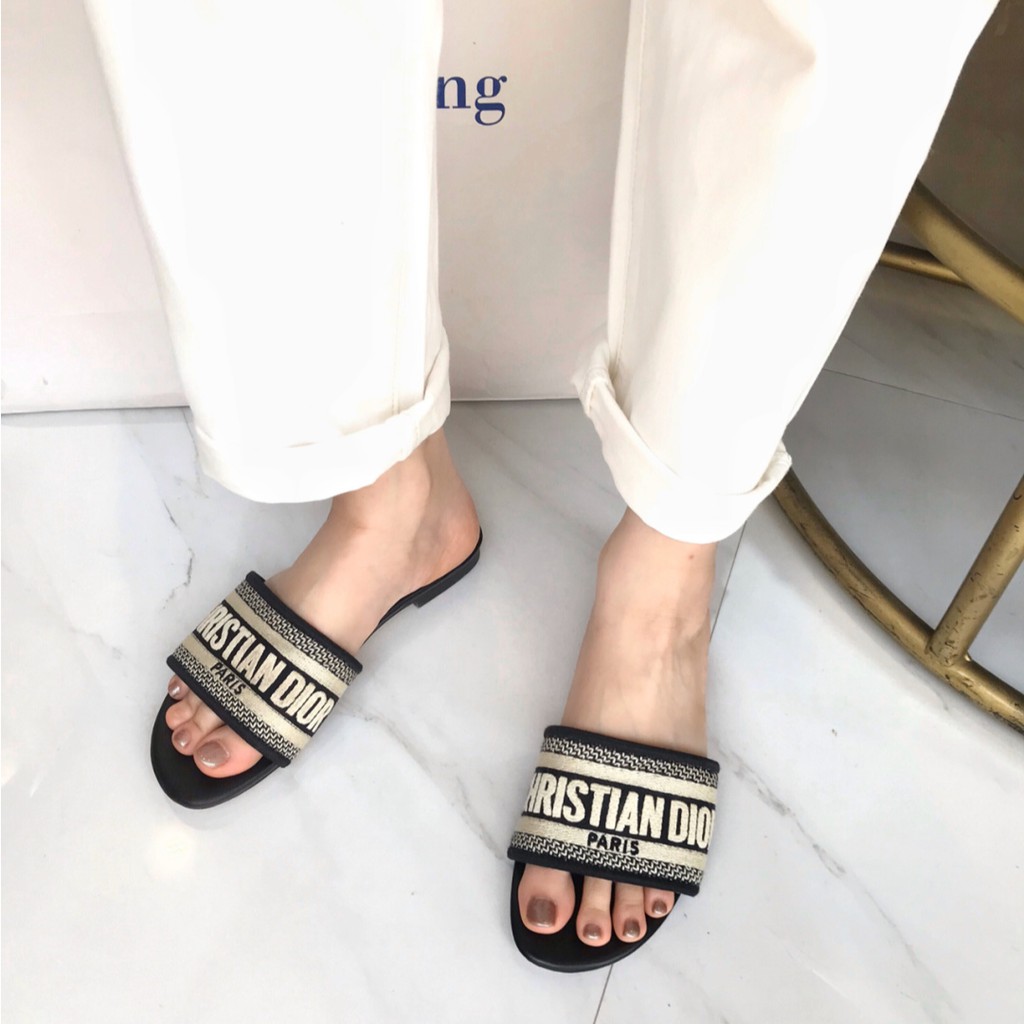 Xăng đan Gót Dày Thêu Chữ Nhiều Màu Sắc Cho Nữ