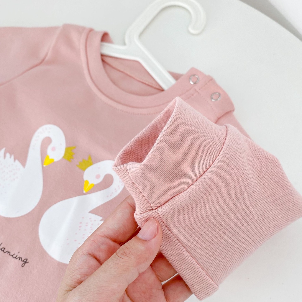Bộ Áo Liền Quần Dài Tay In Hình Thiên Nga Trắng Cho Bé Gái Sơ Sinh