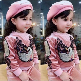 Bộ quần áo nhung hạc cực xinh cho bé