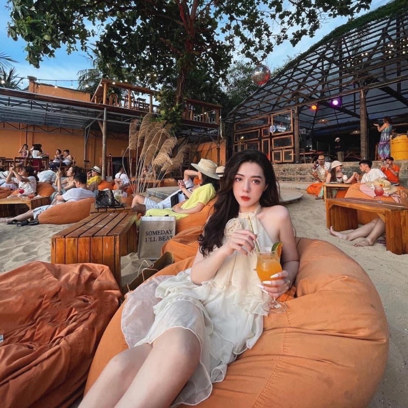 Váy voan cổ yếm bồng bềnh màu nude
